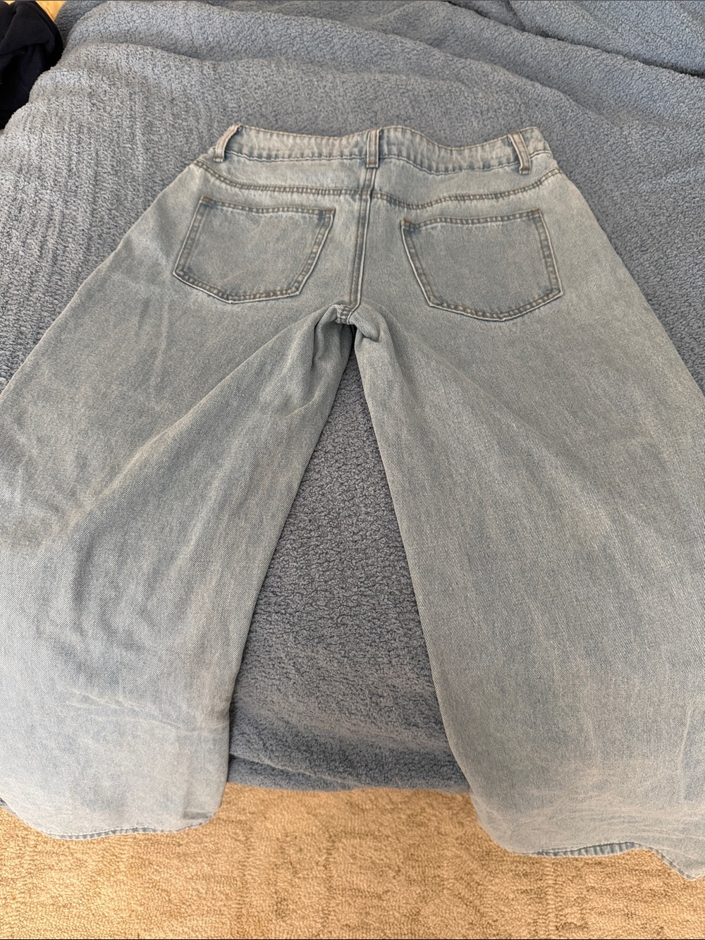 Light Wash Women's Jeans - Classic Casual Fit Edikted